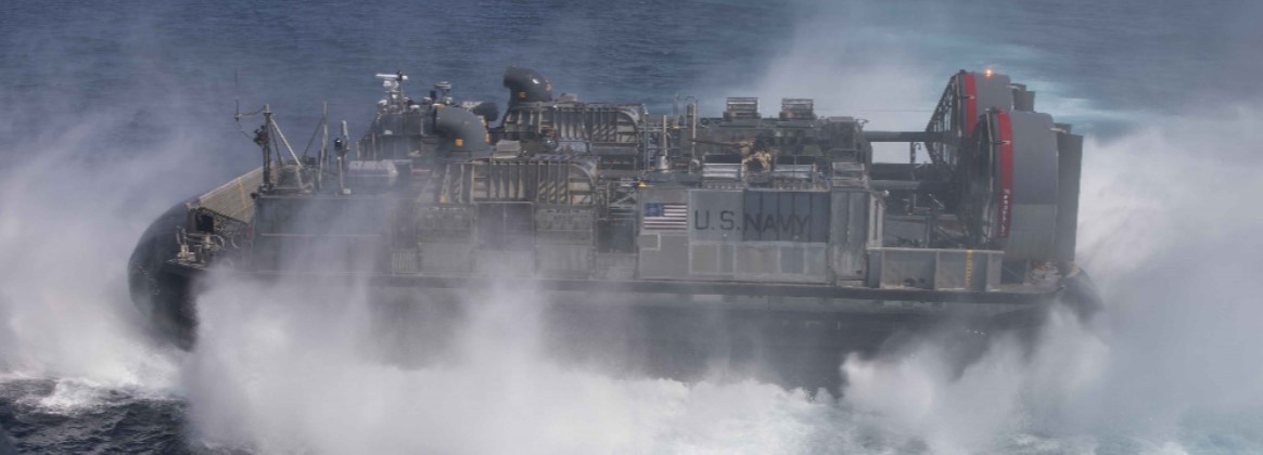 LCAC (201012-N-LD903-1012)